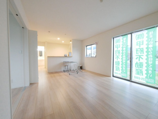 【居間・リビング】 | 甲府市上曽根町 新築全2棟 2号棟 敷地70坪 中道北小学区 | 17帖で南に面した明るいリビング