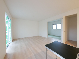 【居間・リビング】 | 甲府市上曽根町 新築全2棟 2号棟 敷地70坪 中道北小学区 | 17帖で南に面した明るいリビング