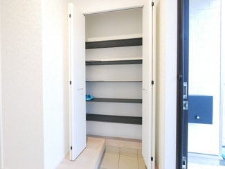 【玄関】 | 甲府市上曽根町 新築全2棟 2号棟 敷地70坪 中道北小学区 | 玄関の大容量下駄箱