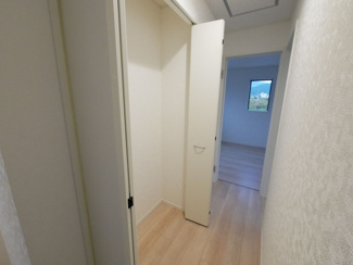 【収納】 | 甲府市上曽根町 新築全2棟 2号棟 敷地70坪 中道北小学区 | 2階廊下収納