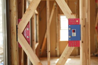 【構造・工法・仕様】 | 甲府市上曽根町 新築全2棟 2号棟 敷地70坪 中道北小学区 | 制震装置(SAFE365)
制震装置SAFE365は、粘弾性素材を活用したもの。この素材は高層ビルの制震装置にも使われており、優れた地震エネルギーの吸収を実現（震度6強を最大67％低減 ）