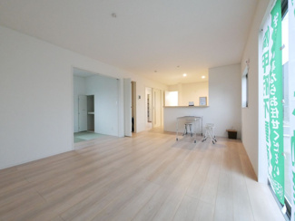 【居間・リビング】 | 甲府市上曽根町 新築全2棟 2号棟 敷地70坪 中道北小学区 | 1階17.0帖リビング。キッチン裏が洗面スペースで家事の導線が短い間取りです。