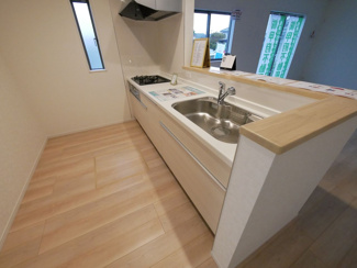 【キッチン】 | 甲府市上曽根町 新築全2棟 2号棟 敷地70坪 中道北小学区 | ご家族の様子を見ながら料理が出来るカウンターキッチン。