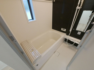 【浴室】 | 甲府市上曽根町 新築全2棟 2号棟 敷地70坪 中道北小学区 | 1坪サイズ浴室。窓付きで換気面でも優れている浴室。浴槽はゆったり浸かれるサイズです。