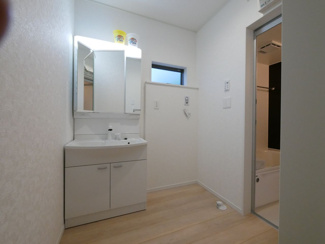 【独立洗面台】 | 甲府市上曽根町 新築全2棟 2号棟 敷地70坪 中道北小学区 | 白基調で清潔感のある洗面所。