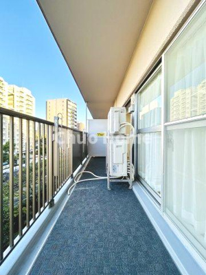 【バルコニー】 | 東陽町ガーデニアA棟 | 【バルコニー】幅もあって、奥行きもあるゆとりのバルコニー。洗濯物を干したり乾かしたりだけでなく、ただ出てみるだけでも気持ちいいですよ。