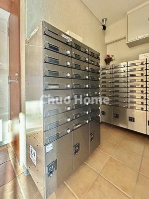 【設備】 | 東陽町ガーデニアA棟 | 【宅配ボックス】在宅時・不在時に関わらず、居住者の代わりに非対面で宅配物を受け取ってくれる便利な設備です。わかりやすくご説明致しますので見学時にはお部屋だけではなく共用部分もぜひチェックしてください。