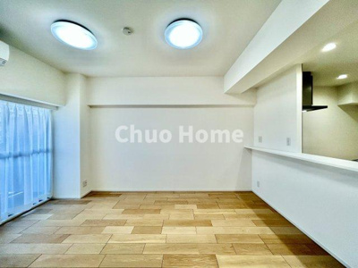 【キッチン】 | 東陽町ガーデニアA棟 | 視界に広がりを生むオープンなキッチン。料理や片付けをしながら、家族との会話を楽しんだり、リビングで遊ぶ子どもを見守れます。ご見学時には家具の配置などもイメージしながらぜひご覧になって見て下さい。