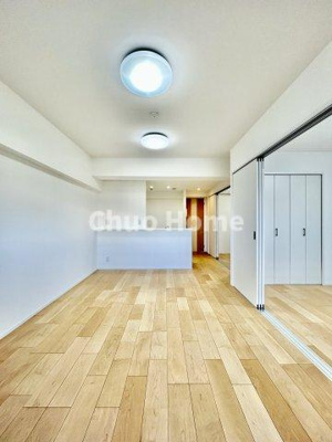 【ダイニング】 | 東陽町ガーデニアA棟 | 【ダイニング】忙しい朝でも、しっかり家族が揃って食事をして頂けるゆとりある大きさのダイニングスペース。奥様が作る手料理をカウンター越しに受けとって頂き、テーブルで囲む素敵な時間を存分に愉しんで下さい。