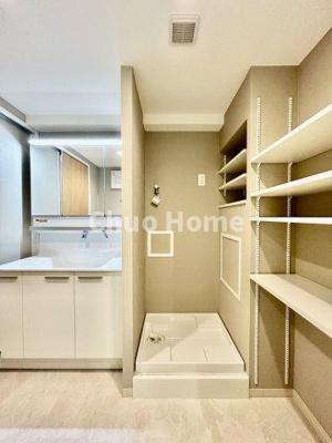 【ランドリースペース】 | 東陽町ガーデニアA棟 | 【ランドリースペース】担当者がスケールを持ち歩いておりますので、ご見学時には現在お使いの洗濯機などがきちんと収まるかなどもチェックして下さい。見学前に測っておくと非常に便利だと思います。