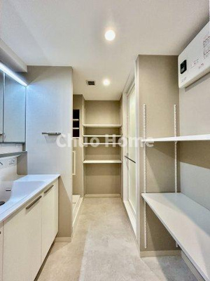 【脱衣所】 | 東陽町ガーデニアA棟 | 【洗面所】明るい洗面所は朝をすっきりさせてくれる空間です。バタバタしている忙しい朝でも収納が多い洗面台では短い時間で効率良く支度ができます。