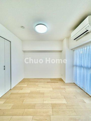 【寝室】 | 東陽町ガーデニアA棟 | 【寝室】心と体をゆったりと安らげる主寝室。寝室のゆとりが大きい分だけ、暮らしの安らぎは深まります。一日の疲れを癒すだけでなく、ご夫婦の親密な語らいを紡ぎ出します