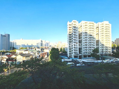 【展望】 | 東陽町ガーデニアA棟 | 手を伸ばせば、ふれることが出来そうな環境が、そのままインテリアになったような印象です。その豊かな眺望にふさわしい空間には、通風・採光にも優れ、心地よい光と風があふれています