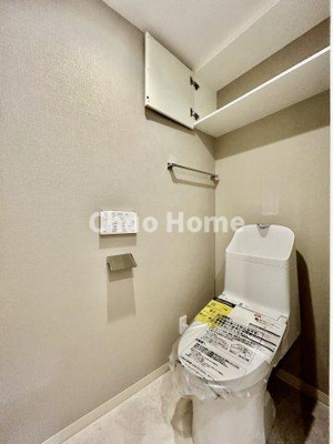 【トイレ】 | 東陽町ガーデニアA棟 | 【トイレ】 収納スペースをしっかりと確保した温水洗浄便座機能付きトイレ。温水洗浄便座は清潔にお使いいただくための大切なアイテムです。