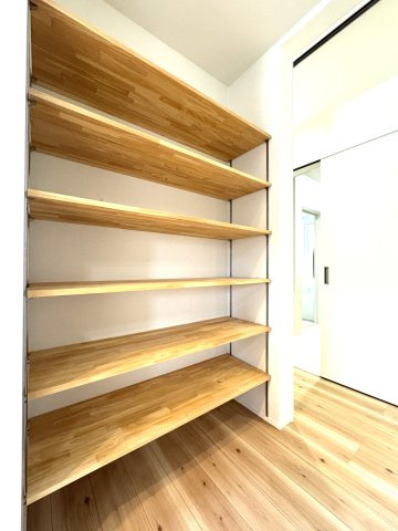 東区竹尾4丁目　新築戸建　の収納|リビング入口