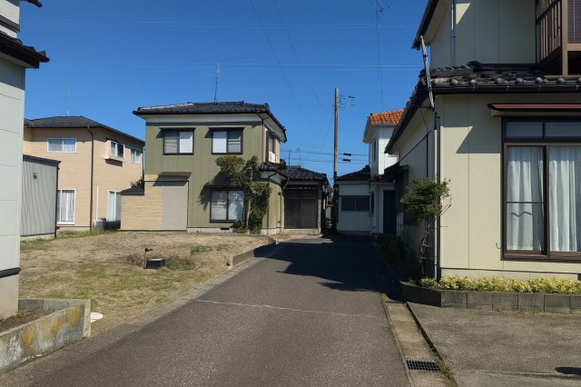 東区竹尾4丁目　新築戸建　の前面道路含む現地写真