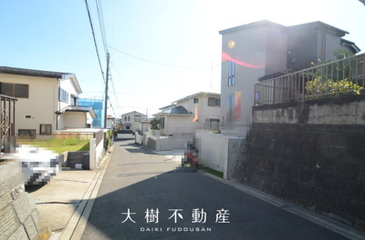 【前面道路含む現地写真】 | 海老名市上今泉5丁目  新築戸建て　全１棟【仲介手数料無料】 | 宅地建物取引士による不動産のご説明・現地のご案内、住宅金融普及協会住宅ローンアドバイザーが住宅ローンのアドバイスから融資実行までのお手伝いをしっかりサポートします♪