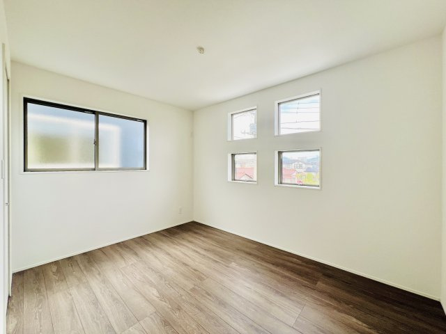 前橋市元総社の洋室|WIC付きで広々空間の洋室は、2面採光で日当たり風通し良好♪