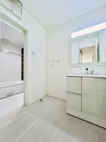 前橋市元総社の独立洗面台|洗濯機や収納棚を設置してもゆとりのある空間◎