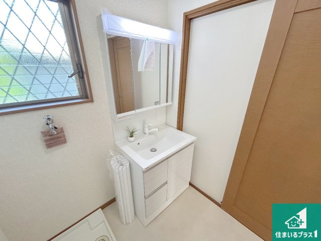 川辺郡猪名川町白金　中古一戸建ての独立洗面台|清潔感のある洗面台です。フラットな鏡は掃除がしやすく毎日清潔！鏡裏には収納があるのでスッキリとした洗面台が保てます。