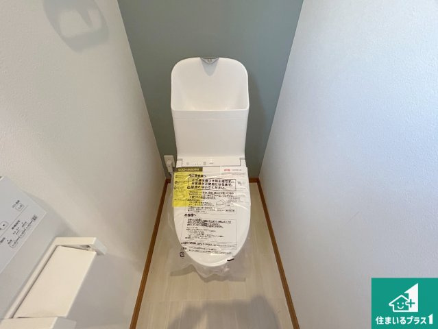 川辺郡猪名川町白金　中古一戸建てのトイレ|1・2階の2ヶ所にあるので、朝の忙しい時間の順番待ちもなく、深夜の利用にも大変便利です。