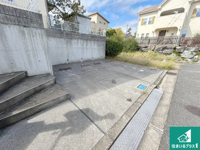 川辺郡猪名川町白金　中古一戸建ての駐車場|並列２台駐車可能！ゆとりの駐車スペースで車庫入れもスムーズ！

