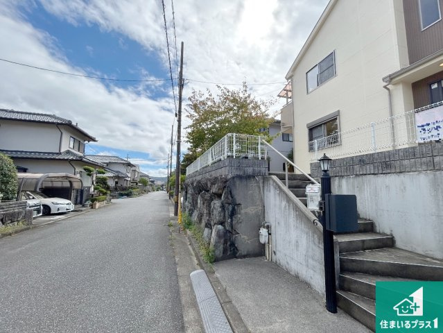 川辺郡猪名川町白金　中古一戸建ての前面道路含む現地写真|周辺は閑静な住宅街！前面道路広々で車の出し入れも便利です。駐車が苦手な方でも安心して車庫入れできます！