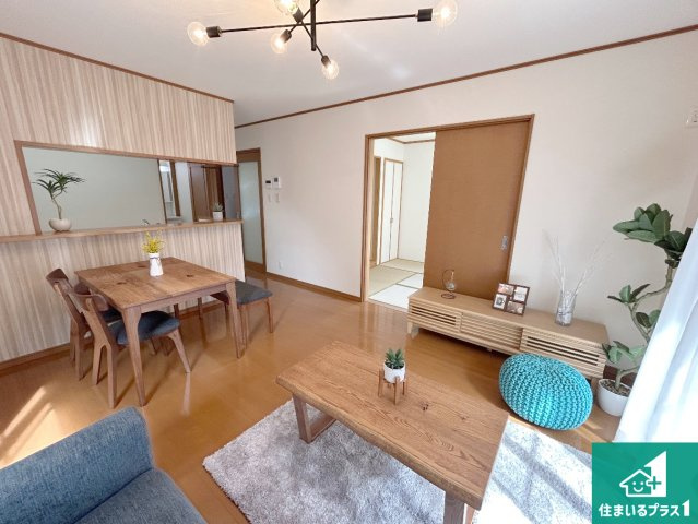 川辺郡猪名川町白金　中古一戸建ての居間・リビング|日当たり良好の明るいリビングで朝の目覚めもスッキリできそう！対面キッチンでご家族のコミュニケーションも自然と増える設計！小さなお子様が遊ぶスペースを作っても広々とくつろげるLDK！