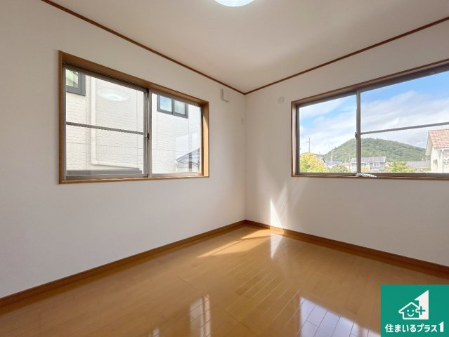 川辺郡猪名川町白金　中古一戸建ての洋室|シンプルな洋室は、自分好みのインテリアが楽しめます♪ご家族とインテリアや家具を選びに行くのは購入時の醍醐味の一つです。ぜひお楽しみください♪