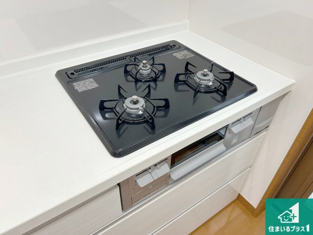 川辺郡猪名川町白金　中古一戸建ての設備|ダブル高火力Ｓｉセンサー付きコンロ！３口あるので、まとめて料理をする時も大活躍！