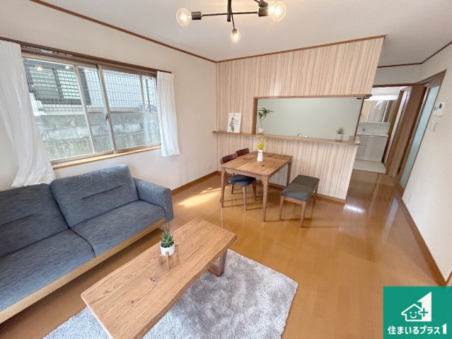 川辺郡猪名川町白金　中古一戸建ての居間・リビング|リビングと統一感があり、使い勝手のいいキッチン。広々としているので、二人並んで作業が出来ちゃいます。お子様と一緒に色々なお料理に挑戦できるスペースがあります。