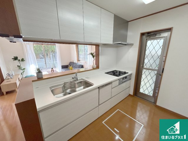 川辺郡猪名川町白金　中古一戸建てのキッチン|子供を見守りながらお料理が出来るため家族のコミュニケーションか増えます♪スペースが広く確保されている為お子様が大きくなったときは一緒に料理を楽しめます♪