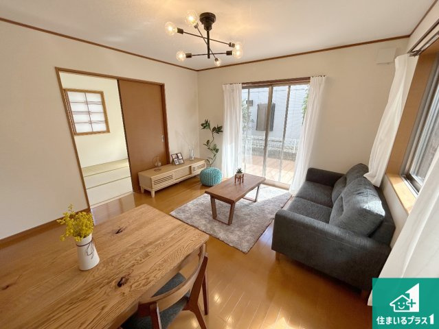 川辺郡猪名川町白金　中古一戸建ての居間・リビング|シンプルなリビングは、観葉植物等のインテリアを楽しめますね！パパ好みにも、ママ好みにも家具次第で雰囲気を変えることができます！
