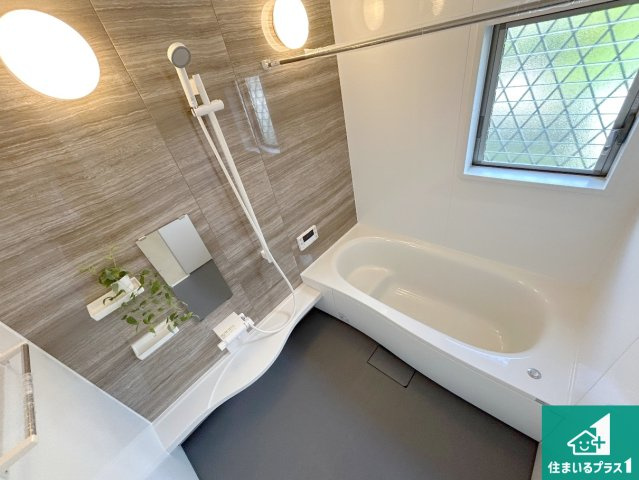 川辺郡猪名川町白金　中古一戸建ての浴室|足をゆったり伸ばして寛げる浴槽です。窓が設けられていますので差し込む光が明るく穏やかな雰囲気にしてくれます♪浴室乾燥機も設置しているので、雨の日の洗濯物も安心です♪