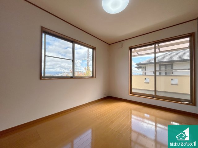 川辺郡猪名川町白金　中古一戸建ての洋室|シンプルな洋室は、自分好みのインテリアが楽しめます♪ご家族とインテリアや家具を選びに行くのは購入時の醍醐味の一つです。ぜひお楽しみください♪