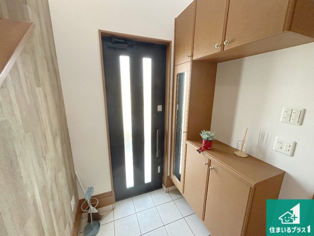 川辺郡猪名川町白金　中古一戸建ての玄関|シューズボックスにはたくさんの靴が収納できるので玄関周りはいつもスッキリ！ご家族が増えても安心！