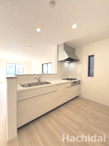 高浜市小池町第4　新築住宅＜2号棟＞のキッチン|収納豊富なシステムキッチンは、作業が快適でお手入れもカンタン。