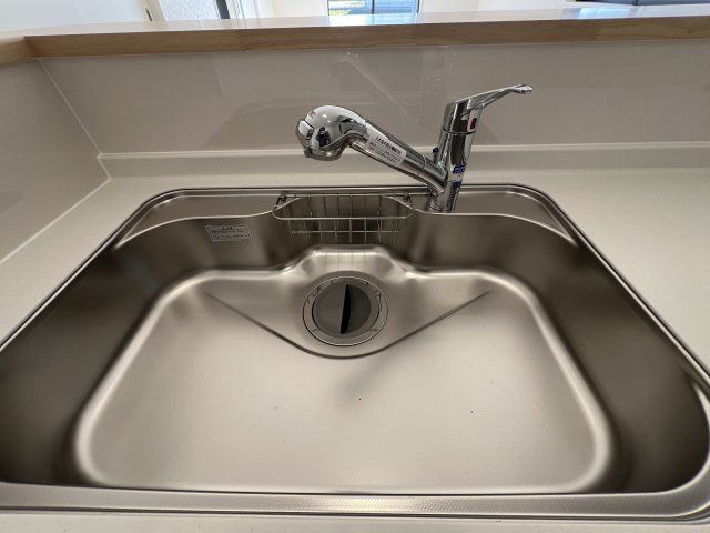 高浜市小池町第4　新築住宅＜2号棟＞のキッチン|浄水器一体型水栓付きで、すっきりとしたシンクです。