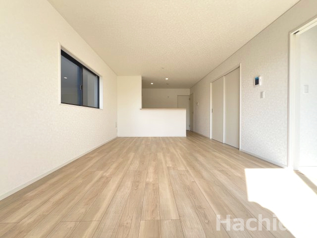 高浜市小池町第4　新築住宅＜2号棟＞の居間・リビング|自然と家族が集う、南向きの気持ちのいいリビング
