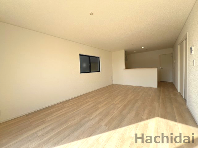 高浜市小池町第4　新築住宅＜2号棟＞の洋室|広々とした18帖のLDKは家族が自然と集まります。家族と過ごす時間を大切にしたい方にぴったりの明るくゆとりある住空間です。