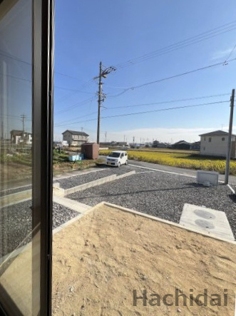 高浜市小池町第4　新築住宅＜2号棟＞の庭|室内と外を繋げる、ひろいお庭も魅力。前面道路は、交通量も少なく車の出し入れもラクラク。