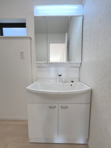 高浜市小池町第4　新築住宅＜2号棟＞の独立洗面台|面台には鏡の裏や下の棚に収納スペースがあり、洗剤や整髪料、予備の歯ブラシなどスッキリしまって頂けます♪