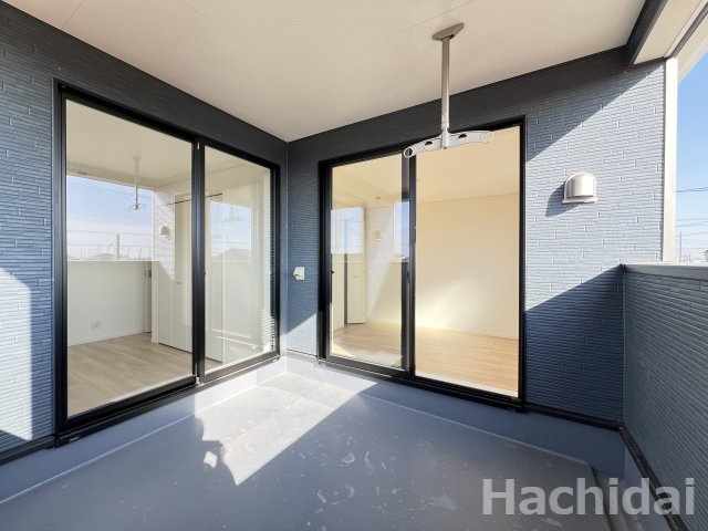 高浜市小池町第4　新築住宅＜2号棟＞のバルコニー|2部屋からアクセスできるインナーバルコニーに面しています。	