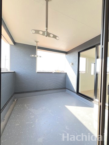 高浜市小池町第4　新築住宅＜2号棟＞のバルコニー|テーブルやイスが置けるほど奥行きも十分。洗濯の干し場としてだけじゃない、家族の寛ぎタイムなどにも活かせます♪