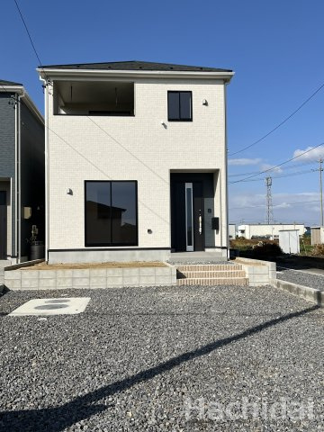 高浜市小池町第4　新築住宅＜2号棟＞の外観|カースペースと前面道路との高低差が少なく、お車の出入庫がスムーズに行えます。