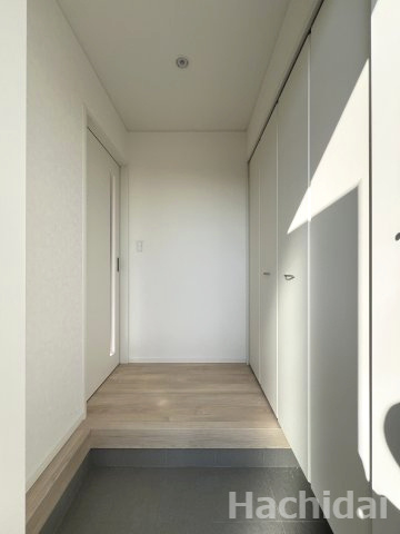 高浜市小池町第4　新築住宅＜2号棟＞の玄関|優しいカラーの建具と調和し、温かみのある雰囲気を感じることができる玄関ホール。