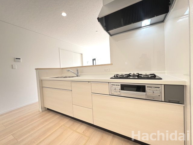 高浜市小池町第4　新築住宅＜2号棟＞のキッチン|リビングで遊ぶお子様を見守りながらお料理ができる人気のカウンターキッチンです。