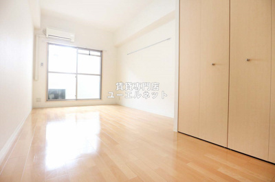 【居間・リビング】 | カルム千昇Ⅱ | ゆったりとくつろげる、落ち着きのある居室空間です