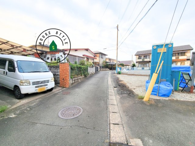 熊本市東区花立6丁目第3-1棟(1号棟)の前面道路含む現地写真|前面道路は閑静な住宅地をはしる車通りの少ない道路。お車の出し入れが苦手なママや小さなお子様にも安心ですね。しっかり舗装もされているので、ベビーカーや自転車で通っても快適に通行できます。