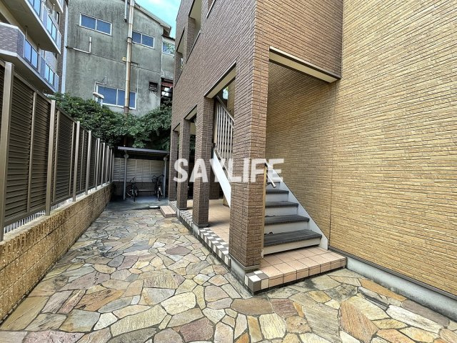 トリアノン東中浜のエントランス